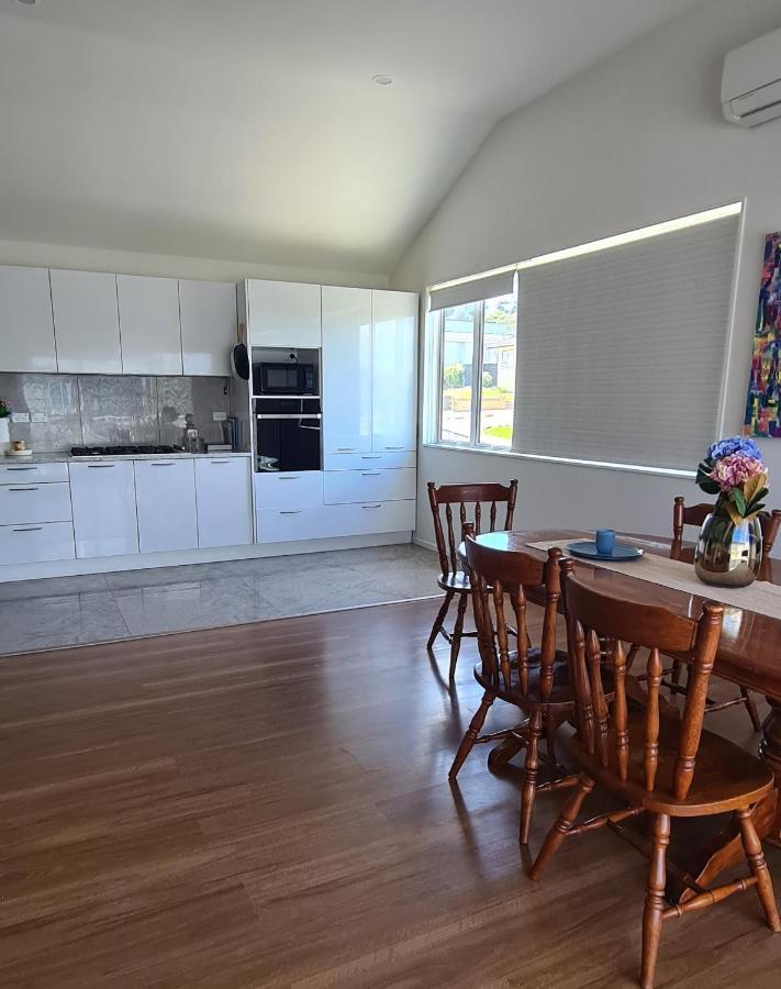 This Fabulous, Single-Level 3 Plus 1 Small Room With Folding Sofa Home Auckland Ngoại thất bức ảnh