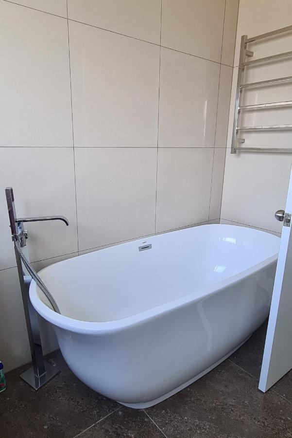 This Fabulous, Single-Level 3 Plus 1 Small Room With Folding Sofa Home Auckland Ngoại thất bức ảnh